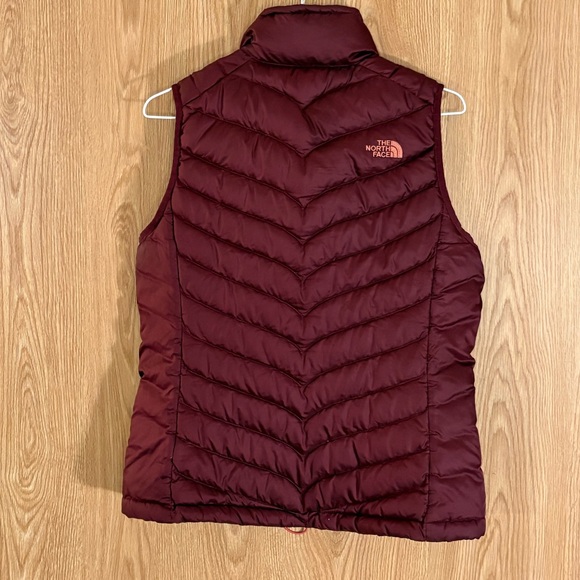 The North Face 550 Women's Maroon Insulated Puffer Quilted Vest - Picture 2 of 8